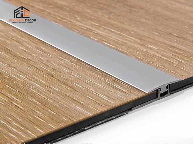 Nẹp inox sàn gỗ là gì? Cách chọn nẹp phù hợp cho từng vị trí thi công