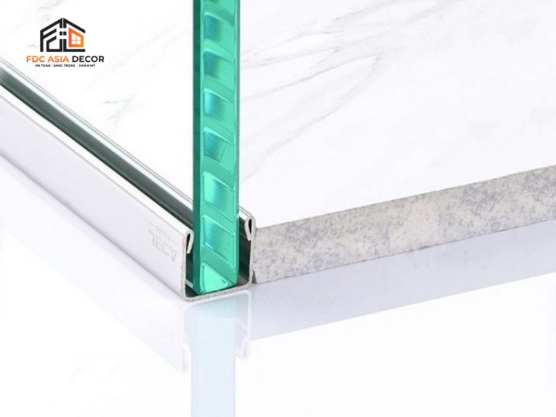 Nẹp kính là gì? Phân loại, ứng dụng và cách chọn đúng cho từng hạng mục