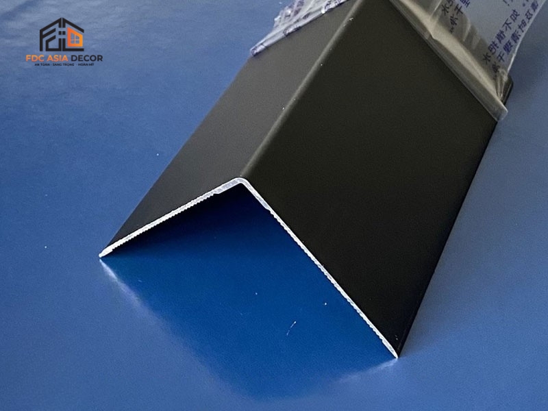V nhôm 50x50 là gì? Ứng dụng thực tế trong hoàn thiện nội thất và xây dựng