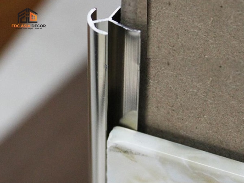 nẹp inox g&oacute;c tường