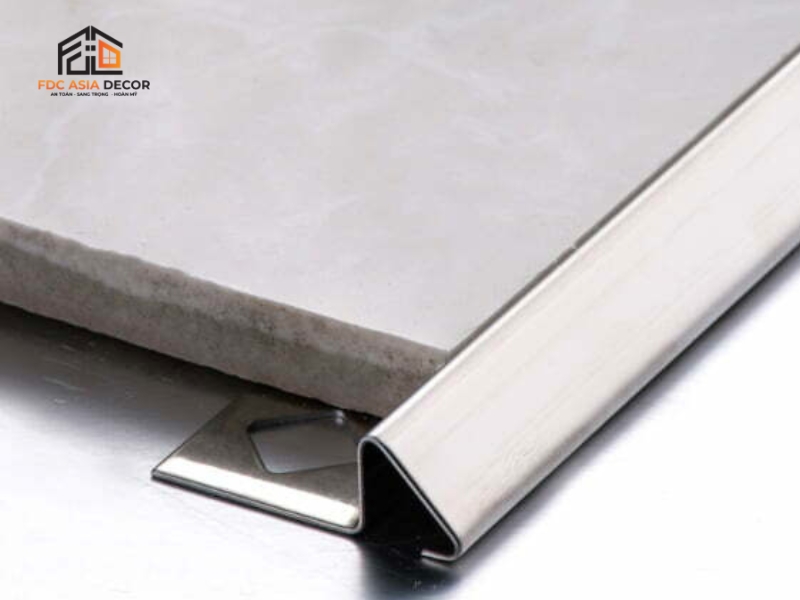 nẹp inox g&oacute;c tường