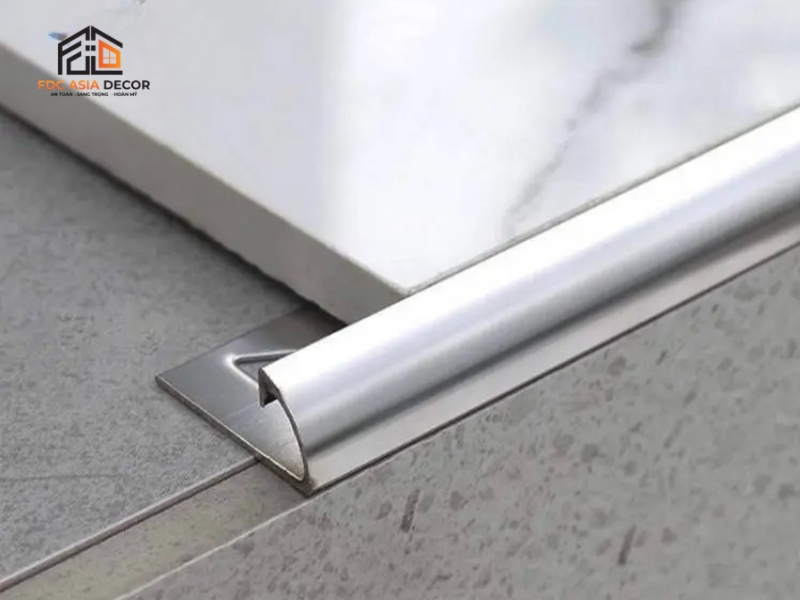 nẹp inox g&oacute;c tường