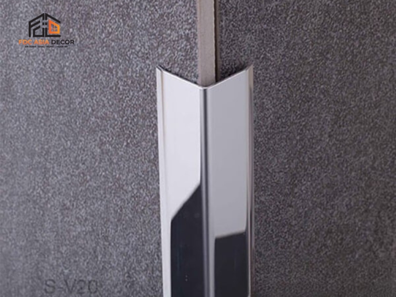 nẹp inox g&oacute;c tường