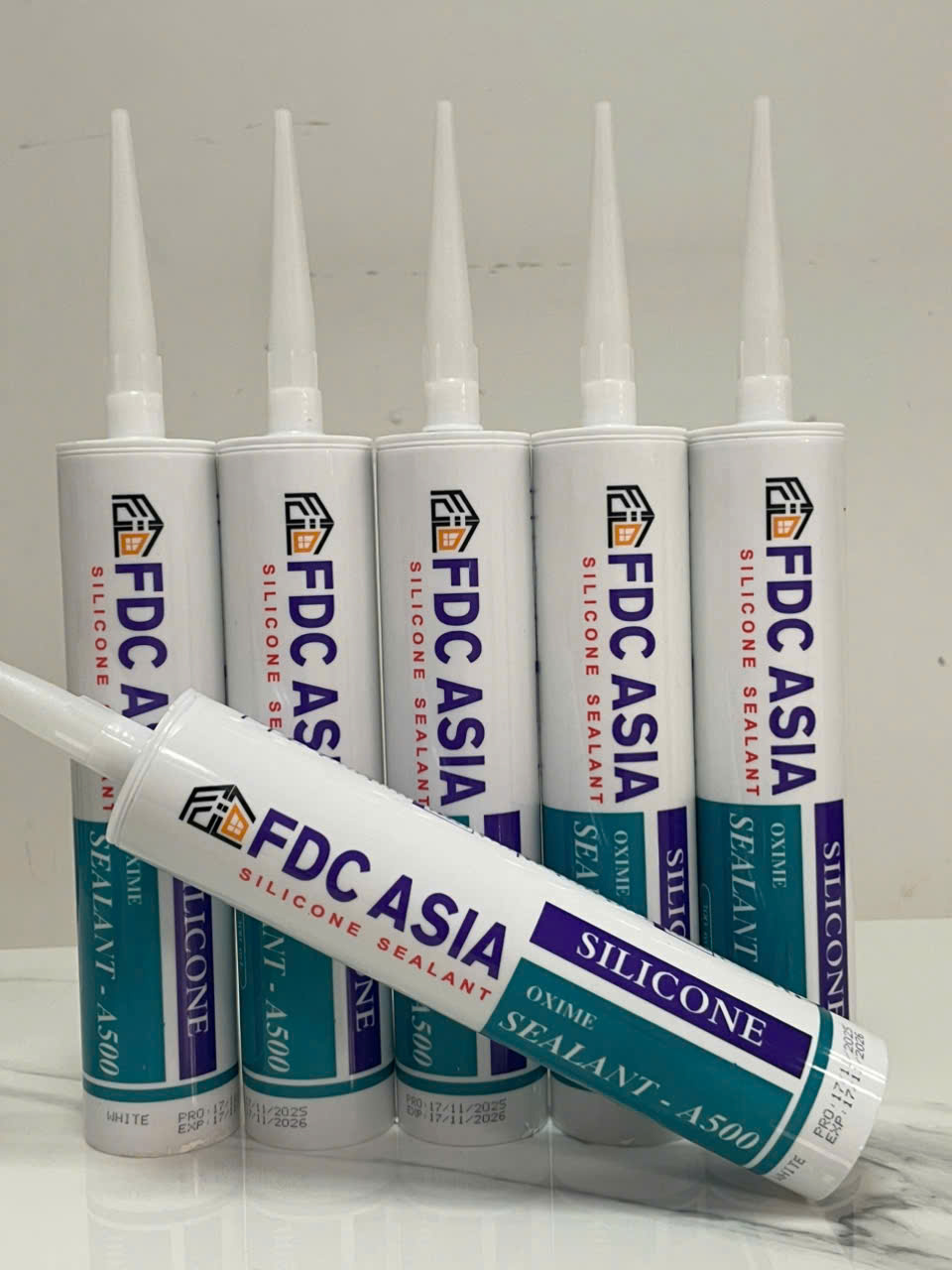 Keo silicon dán tường